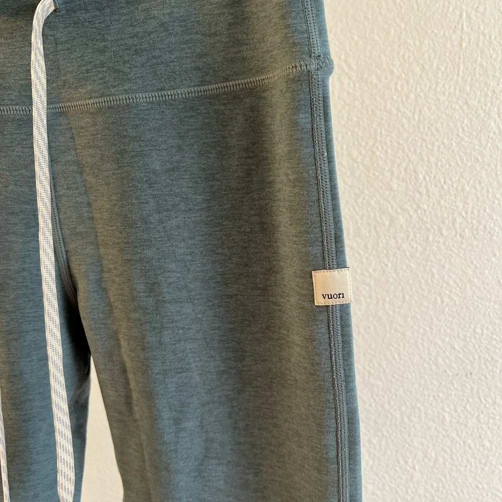 Vuori Blue Women's Workout Top and Leggings - Workout Set Size Small - Picture 12 of 16